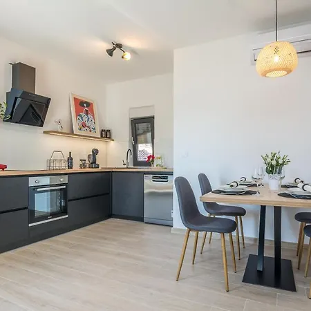 Maella Apartment *