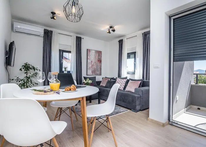 Maella アパート ザダル